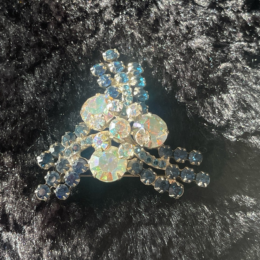 Vintage 1950s Crystal Brooch